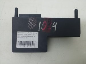 Mercedes Benz E-Class W210 (1995–2002) Kaitsmeploki hoidik kapoti all A0195455632 - 2