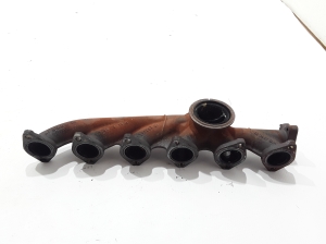  Exhaust manifold 