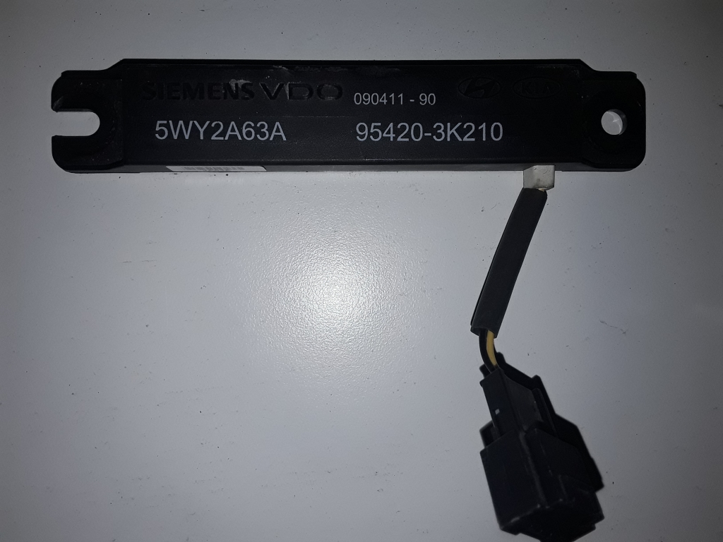 HYUNDAI ix35 1 generation (2009-2015) Csomagtérfedél-antenna erősítője 954203K210, 5WY2A63A 22563323