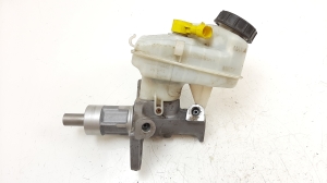  Master cylinder 