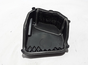  The upper part of the air filter housing 