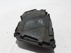  The upper part of the air filter housing 