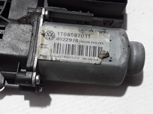 Volkswagen Caddy III (2004–2015) Esiukse aknatõstuki mootor 1T0959701T - 2