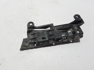 Volkswagen Caddy III (2004–2015) Tagakaitseraua kinnitus 2K0807393 - 3