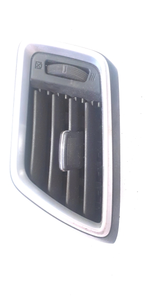 Dashboard air vent grilles - 687614CE1A