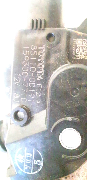 TOYOTA Yaris (2011–2020) Scheibenwischermotor vorne 851100D191 - 3