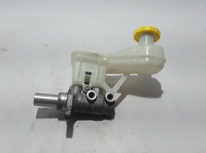  Master cylinder 