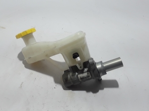  Master cylinder 