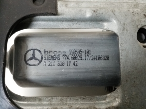 Mercedes Benz C-Class 203 (2000–2007) Priekšējo durvju logu pacēlājs un tā daļas - 3