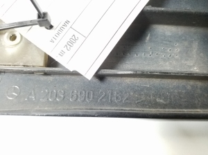 Mercedes Benz C-Class 203 (2000–2007) Esiukse liist A2036902162 - 4