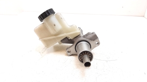  Master cylinder 