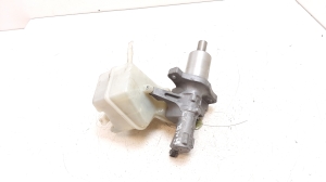  Master cylinder 