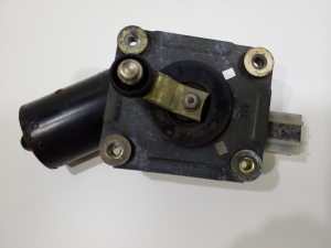 NISSAN Terrano R20 (1996–2007) Sonstiges Teil des Scheibenwischermechanismus vorne 9390332388