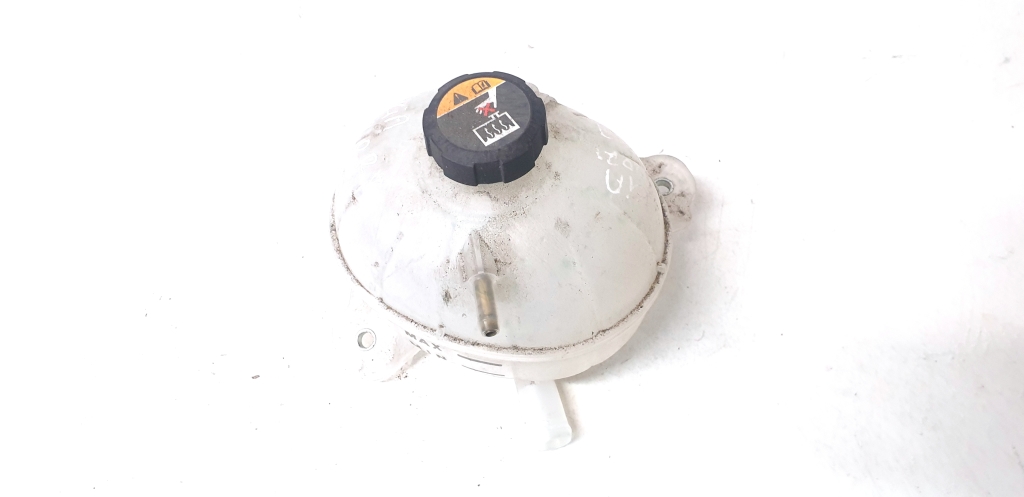 Kia Sportage (2016–2021) Coolant reservoir