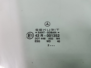 Mercedes Benz CLC-Class 203 (2001–2007) Esiukse klaas A2037250610 - 2