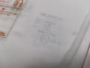 TOYOTA Corola Verso E12 (2001–2004) Priekšējo durvju stikls 68101-13080 - 2