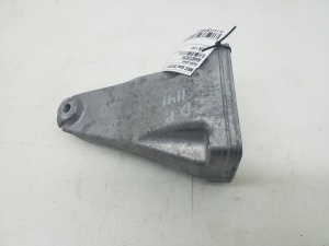   Engine holder 