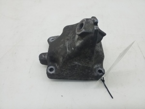   Engine holder 