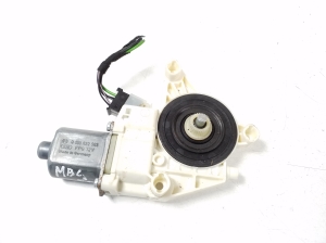 Mercedes Benz C-Class 204 (2007–2014) Esiukse aknatõstuki mootor A2048200142 - 3