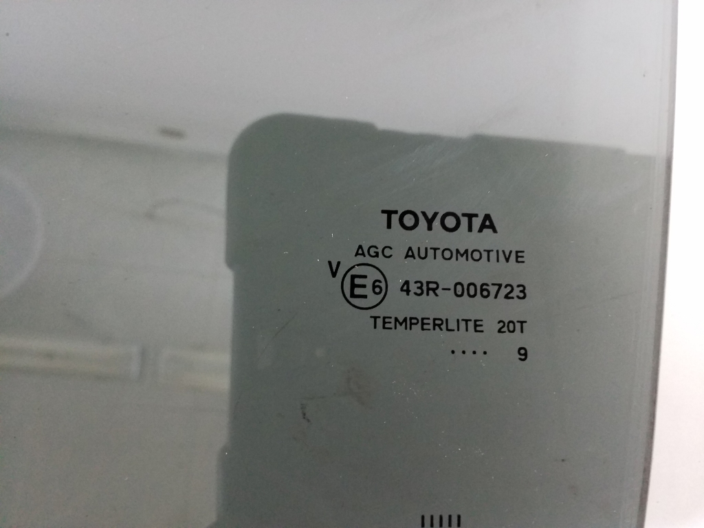 TOYOTA Avensis T27 Verre de porte coulissante côté gauche 68104-05160 21019033