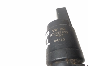 Volkswagen Passat B6 (2005–2010) Front windshield washer pump 1K5955651 - 2