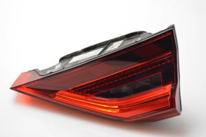Tail light on trunk lid - 82A945094C