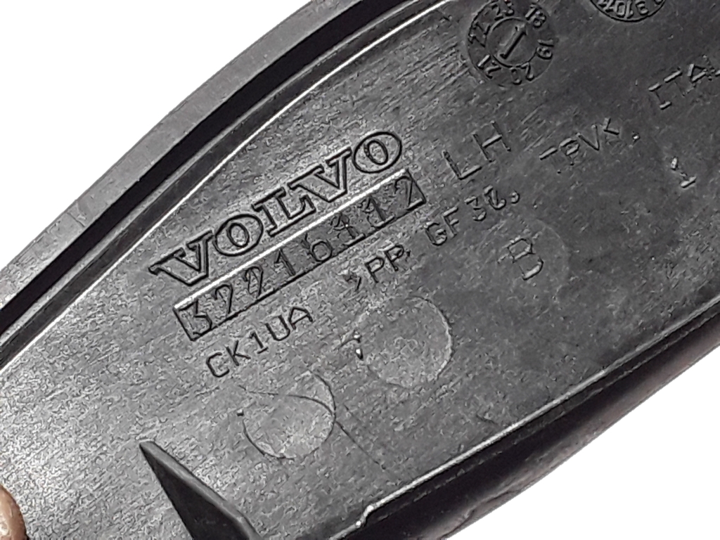 VOLVO XC60 2 generation (2017-2024) Garniture verticale gauche du pare-brise 32210590 22423059