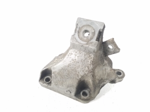   Engine holder 