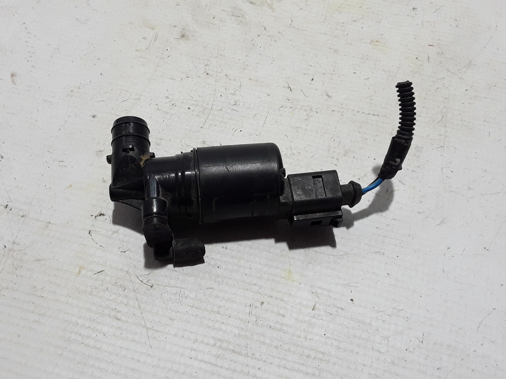 Used VOLVO XC60 Front window washer motor 31457431