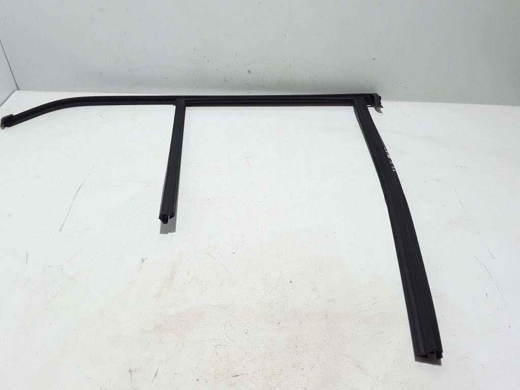 Used VOLVO XC40 Rear side door sealing rubber 32237973