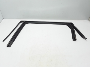 Tagumise külgukse klaasi välimine liist - 823314196R