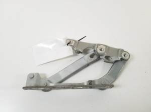   Engine cover hinge 