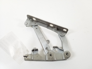   Engine cover hinge 