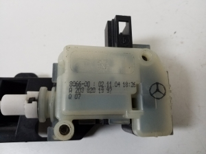 Mercedes Benz SLK-Class 171 (2004–2011) Kütuse täiteava korgi lukustus A2038201997 - 2