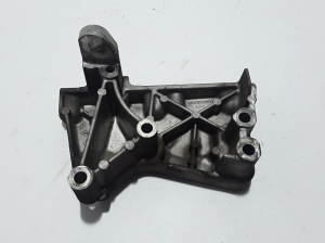   Engine holder 