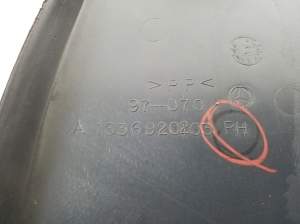 Mercedes Benz ML-Class 163 (1998–2005) Tagumise toe sisekujundus A1636920203 - 3