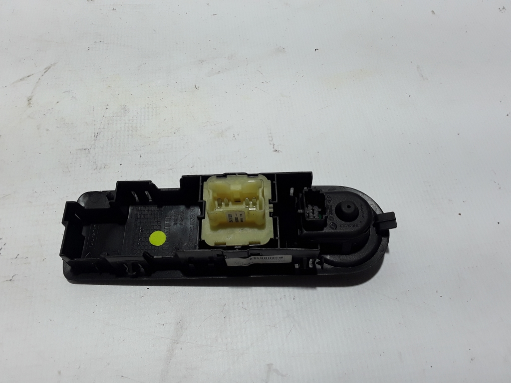 RENAULT Clio 4 generation (2012-2020) Front Right Door Window Switch 254118722R 22425699