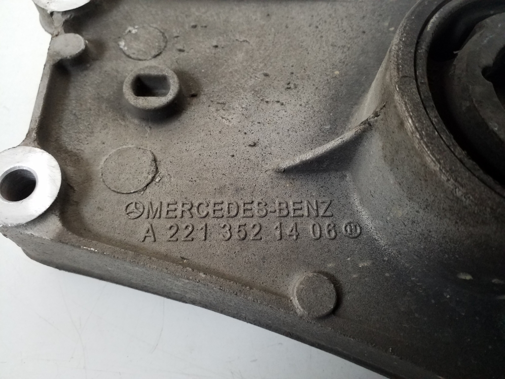 MERCEDES-BENZ S-Class W221 (2005-2013) Galinio reduktoriaus kronšteinas A2213521406, A2213503608 21023556