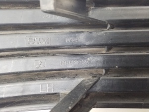 Mitsubishi Galant (1996–2006) Unteres Stoßstangengitter vorne MR520739 - 2