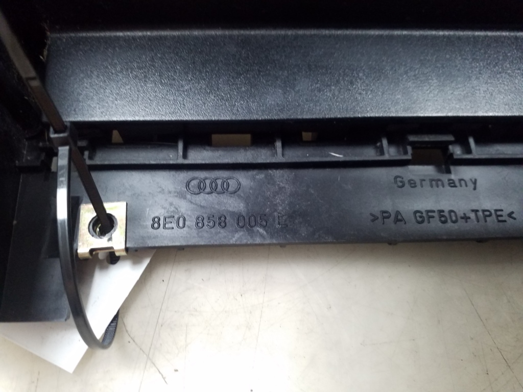 AUDI A4 B7/8E (2004-2008) Autres pièces intérieures 8E0858005E 25057163