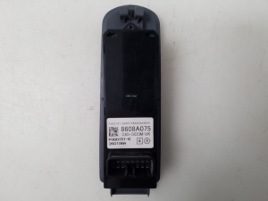 Mitsubishi Colt VI (2003–2012) Fensterheberschalter vorne 8608A075 - 2
