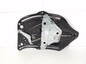 Mercedes Benz E-Class W207 (2009–2017) Rear fork windscreen lifter A2076701503 - 3