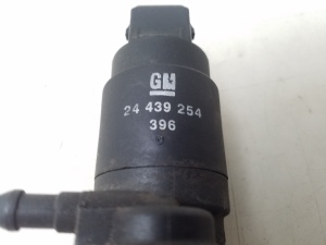 Opel Vectra C (2002–2008) Front windshield washer pump 24439254 - 2