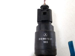 Mercedes Benz A-Class 169 (2004–2012) Front windshield washer pump A2108691021 - 3