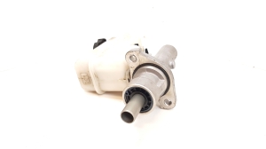  Master cylinder 