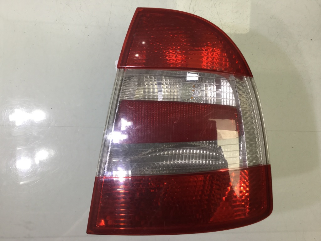 Skoda Superb (2001–2008) Tagumine nurgatuli 3U5945112A Skoda Superb (2001–2008) Tagumine nurgatuli 3U5945112A