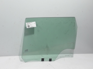 Vitre de porte latérale arrière - 823011538R