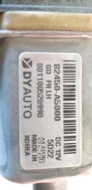 Hyundai i30 (2011–2017) Front door window regulator motor 82450-A5000 - 3