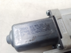 Skoda Superb (2008–2015) Front door window regulator motor 8K0959801A - 4