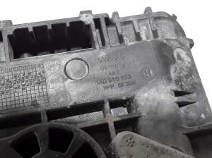 Volkswagen Caddy III (2004–2015) Batteriehalter 1K0915333 - 2